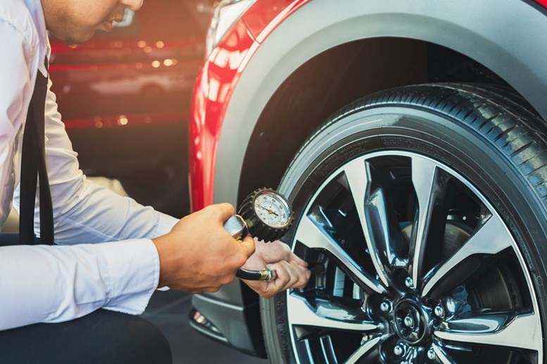 Cảm biến áp suất lốp ô tô là gì? Nên mua cảm biến bên trong hay bên ngoài? | Toyota