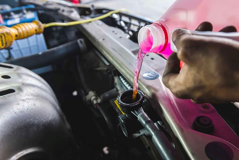 Bao lâu thì cần thay nước làm mát ô tô? Cách kiểm tra và thay nước chính xác nhất | Toyota