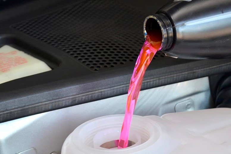 Bao lâu thì cần thay nước làm mát ô tô? Cách kiểm tra và thay nước chính xác nhất | Toyota