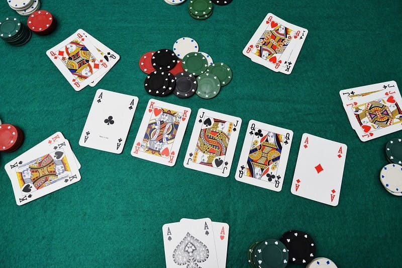 Cách xử lý các quân bài rác trong Poker: Từ chiến thắng gấp đến trò lừa bịp đỉnh cao