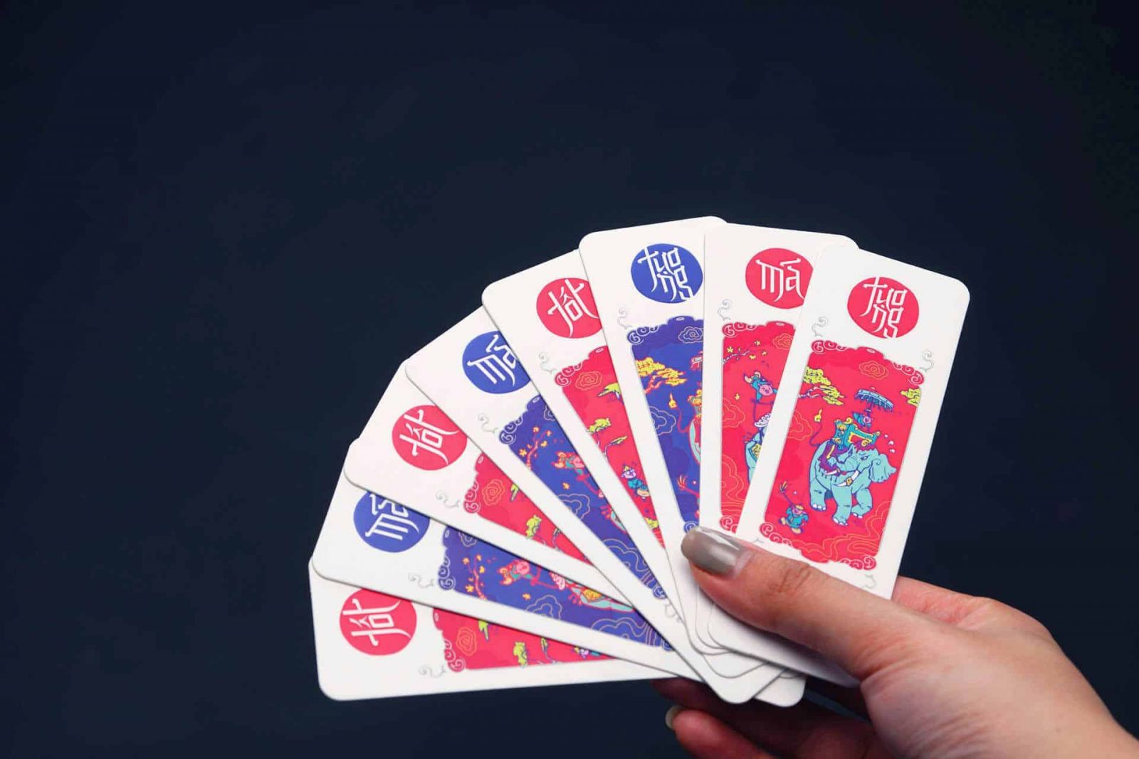 Cỗ bài tam cúc mép cong cong…”