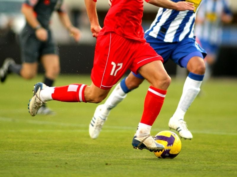 Tại sao cầu thủ cần mang tất dài khi đá bóng? Lợi ích và sự cần thiết | Sport9 Việt Nam