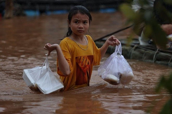 Từ thiện cho người dân vùng thiên tai