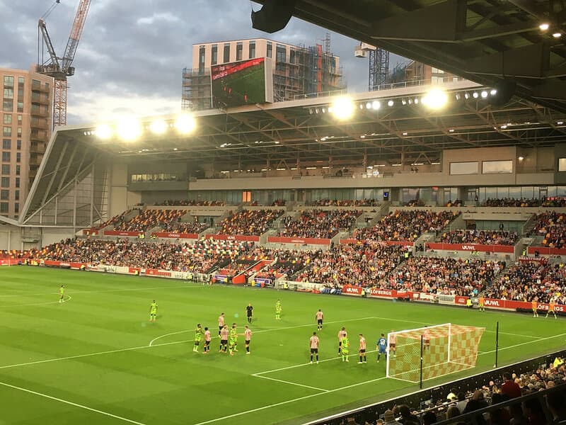 Khoảnh khắc bóng đá tại Brentford Stadium