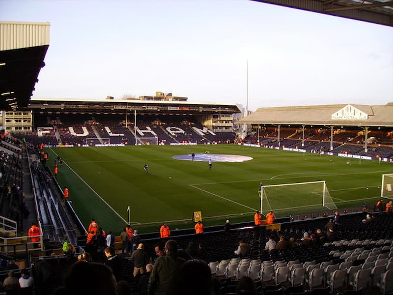 Toàn cảnh sân vận động Craven Cottage bên bờ sông Thames